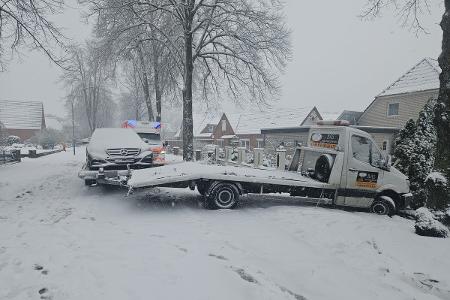 Unfall mit Autotransporter in Langwedel-Dahlbrügge