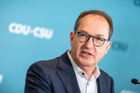 Bundesinnenminister Alexander Dobrindt (CSU) legt neue Zahlen vor. (Archivbild)