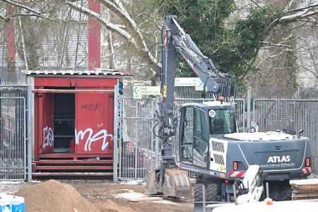 Fieberhaft arbeiten Fachleute daran, die Stromversorgung wieder herzustellen.