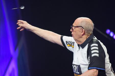  Rainer Calmund wirft bei der Promi-Darts WM 2026 einen Dart.
