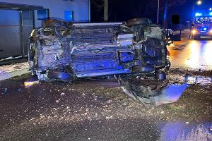 Der Fahrer geriet mit seinem Wagen ins Schleudern, sodass das Fahrzeug auf die Beifahrerseite kippte.
Foto: Polizei Minden-Lübbecke