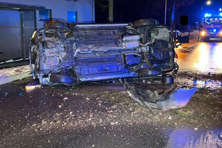Der Fahrer geriet mit seinem Wagen ins Schleudern, sodass das Fahrzeug auf die Beifahrerseite kippte.
Foto: Polizei Minden-Lübbecke