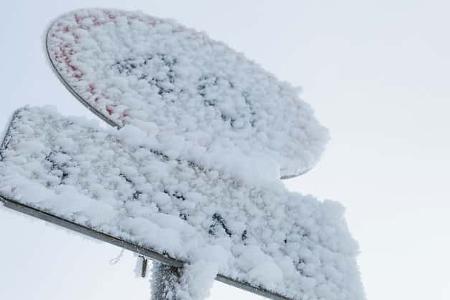 Verschneite Verkehrsschilder