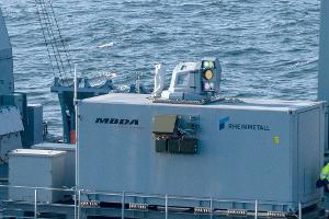 Der Laserdemonstrator von Rheinmetall und MBDA auf einem deutschen Marineschiff. Inzwischen ist er an Land gebracht worden. 