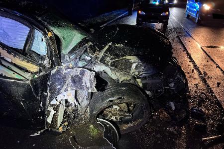 Der BMW wurde stark beschädigt. Foto: Polizei Minden-Lübbecke