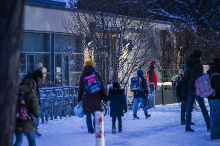 Am dritten Tag des Stromausfalls in Teilen Berlins haben viele Schulen nur eine Notbetreuung. 