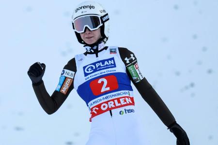 Nika Prevc nach Sieg in Gelb - Freitag Dritte