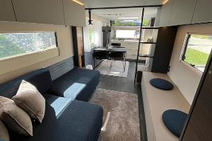 Adria Astella 903 (2026) langer Wohnwagen, Sofa, Sitzecke, Lounge