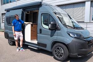 Seitenansicht Mensch, Campingbus, Bürstner