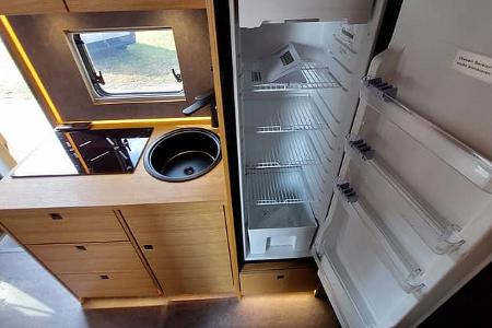 Dethleffs E.home Eco Wohnmobil-Studie E-Camper Küche und Kühlschrank