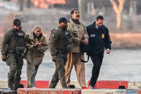 Umgeben von schwer bewaffneten Sicherheitskräften treffen der gefangen genommene venezolanische Präsident Nicolas Maduro (2.v.r) und seine Frau Cilia Flores (2.v.l) am Wall Street Heliport im New Yorker Stadtbezirk Manhattan ein. 