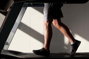 Ob es ein Fitnessgerät zu Hause gibt, ist auch eine Frage des Geldes. (Symbolbild) 