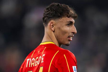 ABWEHR: Tiago Gabriel (US Lecce) - Der deutsche Fußball-Rekordmeister soll zu einer Reihe europäischer Klubs zählen, die die Entwicklung von Tiago Gabriel genau im Blick haben. Das berichtet Transfer-Experte Santi Aouna. Neben den Münchnern haben demnach der FC Barcelona sowie der Neom SC aus Saudi-Arabien ein Auge auf den 21-jährigen Verteidiger geworfen.
