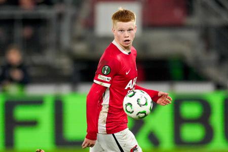 MITTELFELD: Kees Smit (AZ Alkmaar) - Der FC Bayern zählt nach Angaben von Transfer-Insider wie der BVB zu den zahlreichen Klubs, die den Niederländer Kees Smit auf dem Zettel haben. Doch der zentrale Mittelfeldspieler dürfte teuer werden: Angeblich soll AZ Alkmaar erste Anfragen anderer Vereine in Höhe von rund 60 Millionen Euro abgewunken haben.