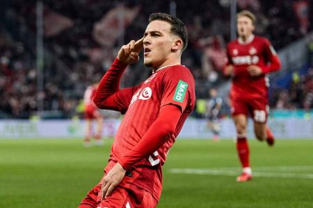 ANGRIFF: Said El Mala (1. FC Köln) - Said El Mala ist einer der Shootingstars der Saison. Kein Wunder also, dass der FC Bayern bereits sein Interesse beim 1. FC Köln hinterlegt haben soll. Das berichtet die 'Sport Bild'. Laut 'Sky' sollen die Domstädter für einen Transfer im Sommer 2026 rund 35 Millionen Euro verlangen.