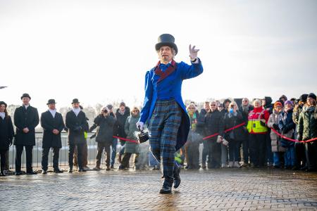 Der Eiswettenschneider gestikuliert am Ufer der Weser.