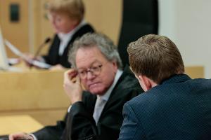 7.000 Euro muss der Jurist (nur Hinterkopf zu sehen) wegen übergriffiger Handlungen während seiner Dienstzeit gegen eine Richterin zahlen.