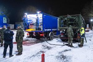 Ein Kraftstoffcontainer vom Technischen Hilfswerk THW wird auf einem Betriebshof vom THW von einem Tankwagen der Bundeswehr getankt. 
