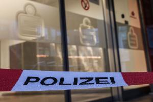 Ein Absperrband der Polizei hängt vor der Sparkasse in Gelsenkirchen-Buer. Unbekannte hatten dort Beute in Millionenhöhe gemacht. (Archivbild)