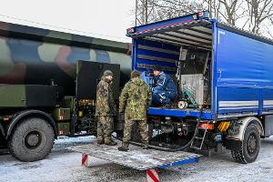Die Bundeswehr unterstützt das Technische Hilfswerk bei der Betankung mit Diesel, der für Notstromaggregate benötigt wird. 