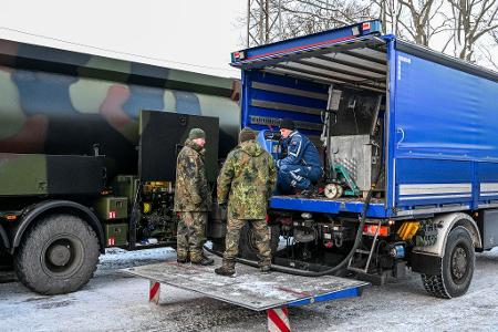 Die Bundeswehr unterstützt das Technische Hilfswerk bei der Betankung mit Diesel, der für Notstromaggregate benötigt wird. 