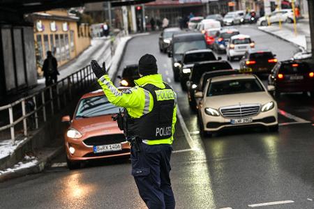 Die Polizei regelt den Verkehr an einer Kreuzung am S-Bahnhof Zehlendorf.