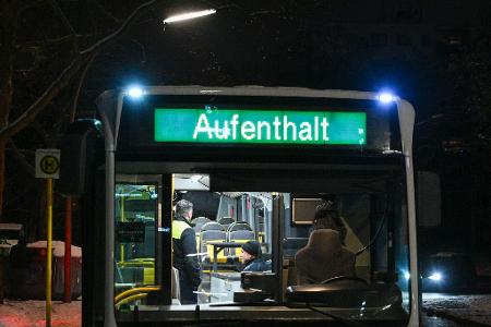 Die BVG stellt an einigen Endhaltestellen, wie hier in Zehlendorf, Busse für den Aufenthalt zur Verfügung.