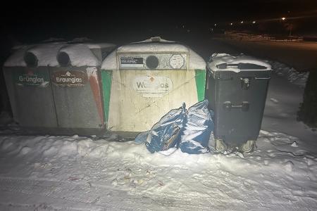 Abgelagerter Müll vor Altglascontainern