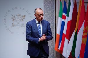 Lange hat Merz gezögert, jetzt sagt er eine militärische Beteiligung an der Absicherung eines Waffenstillstands in der Ukraine zu.