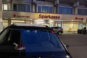 Zivilfahrzeuge stehen vor der Filiale der Sparkasse in Gelsenkirchen.