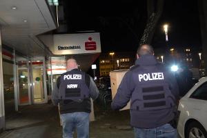 Mehrere Kisten mit Beweismaterial aus der Sparkassenfiliale sicherten Polizeibeamte am Abend.