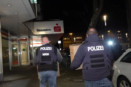 Mehrere Kisten mit Beweismaterial aus der Sparkassenfiliale sicherten Polizeibeamte am Abend.