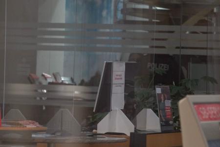 Bei der Durchsuchung sei es vorrangig um die Daten betroffener Kunden gegangen, hieß es von der Polizei.