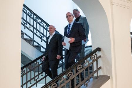 SPD/BSW-Regierung ohne Mehrheit: Der Ministerpräsident von Brandenburg, Dietmar Woidke (SPD, M), und sein Vize Robert Crumbach (l) erklären die Koalition in Brandenburg für gescheitert. 