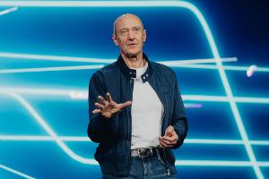 Siemens-CEO Roland Busch kündigt auf der Technikmesse CES 2026 mehrere Initiativen zum KI-Einsatz in der Industrie an.