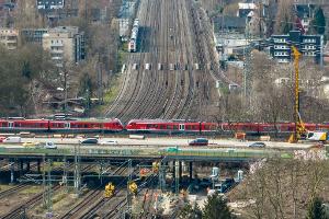 Die Bahngleise unter dem Autobahnkreuz Kaiserberg werden vom 9. Januar bis 6. Februar erneut für vier Wochen gesperrt. (Archivbild)