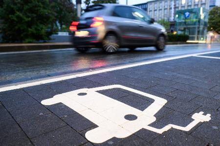 Gerade bei Kleinwagen sind Autos mit Verbrennungsmotor häufig günstiger als Elektroautos. (Archivbild)