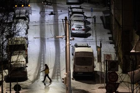 Auf vielen Straßen in Deutschland ist es weiterhin rutschig.