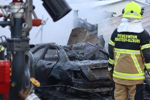 Einsatzkraft vor Brandstelle