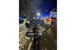 Beschädigter Pkw Opel der Unfallverursacherin