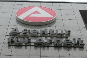 Im Dezember steigt die Arbeitslosigkeit: Betriebe stellen vor dem Jahresende weniger ein und in der kalten Jahreszeit gibt es weniger Außenjobs. (Archivbild)