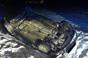 Das Auto geriet in einen Graben. Foto: Polizei Minden-Lübbecke