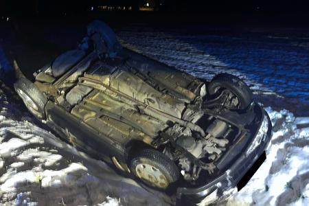 Das Auto geriet in einen Graben. Foto: Polizei Minden-Lübbecke