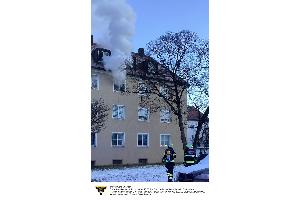 Die Feuerwehr München bei einem Zimmerbrand in der Inderstorferstraße.