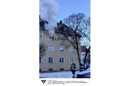 Die Feuerwehr München bei einem Zimmerbrand in der Inderstorferstraße.
