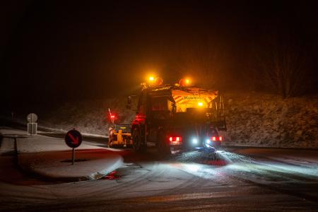 Glatteis und Schnee: Verkehr auf der B51 in Rheinland-Pfalz teils eingeschränkt
