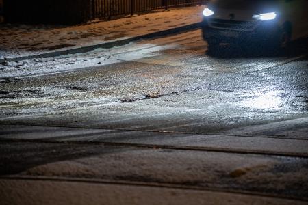 Autofahrer aufgepasst: Schnee und Glätte behindern den Verkehr.