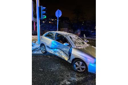 Eine 36-jährige Autofahrerin ignorierte eine durchgezogene Linie und übersah den Gegenverkehr. Ein Ford kollidierte daraufhin mit ihrer Fahrzeugseite.