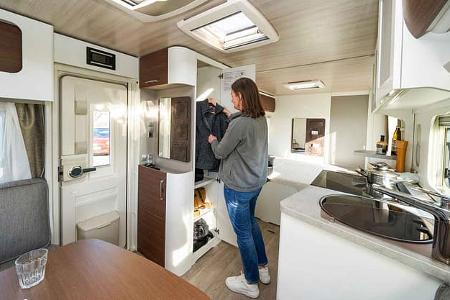 f_Wohnwagen-Flops_Eriba_Nova_Möbel