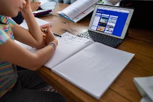 An vielen Schulen wird Distanzunterricht anbgeoten. (Symbolbild)